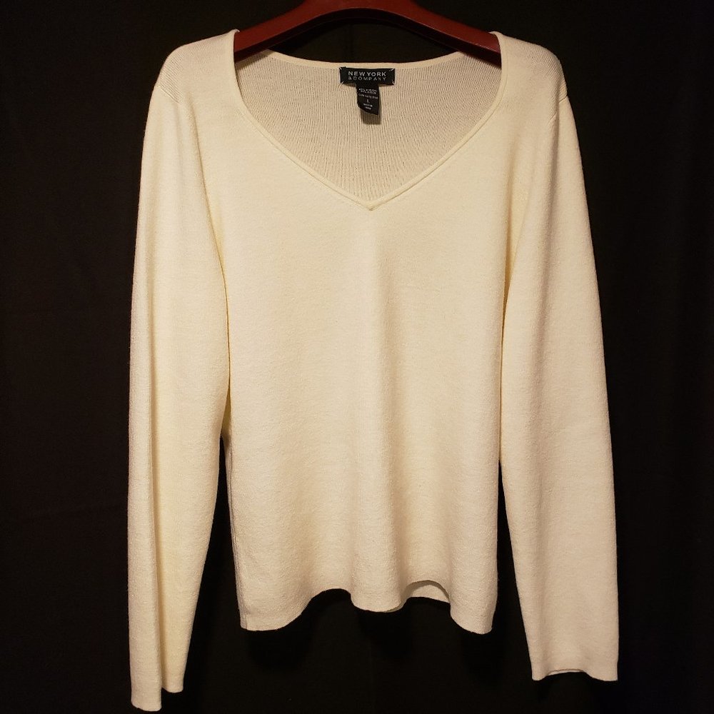 New York and Company Women's size large v neck long sleeve sweater, off white